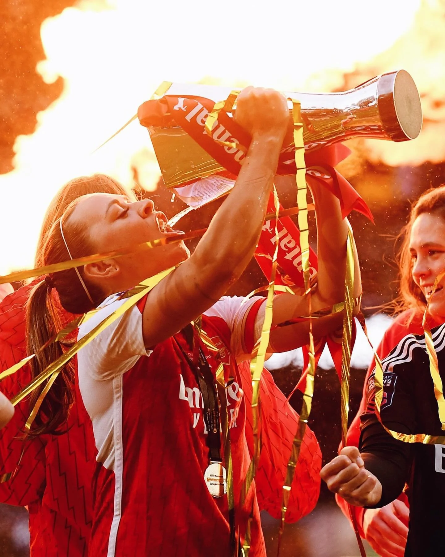 Post-match celebrations from the 2024 Conti Cup Champions @arsenalwfc 🏆🍾🔴

📷 for @arsenalwfc 
 
#Arsenal #AFC #AWFC #ContiCup #football
