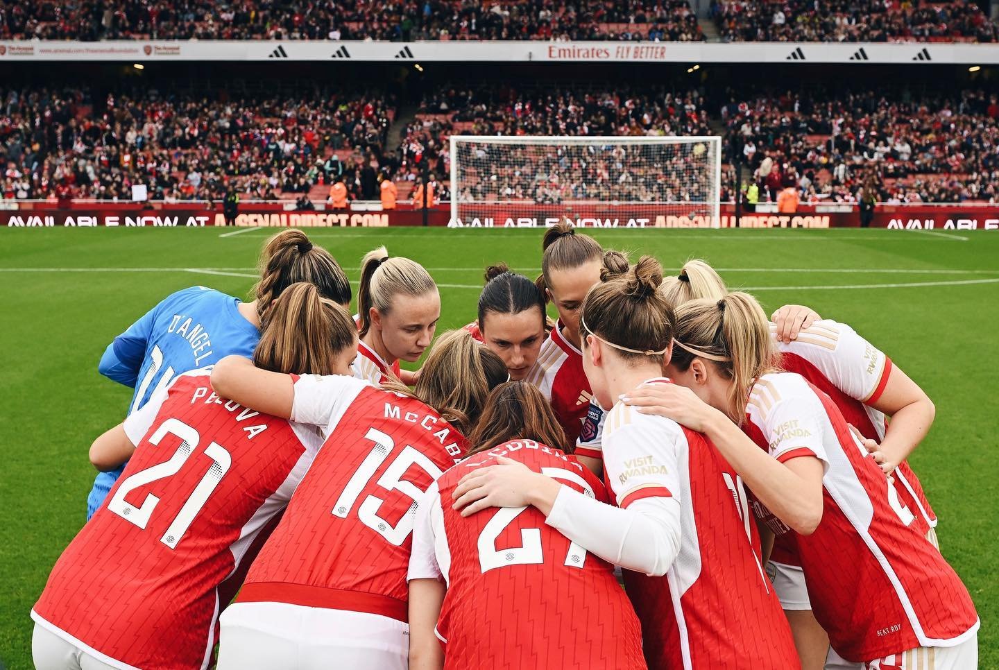 6️⃣0️⃣,1️⃣6️⃣0️⃣ 

@arsenalwfc sell out Emirates Stadium to set a new @barclayswsl record 🏟

📷 for @arsenalwfc 
 
#Arsenal #AFC #AWFC #Emirates #WSL #football