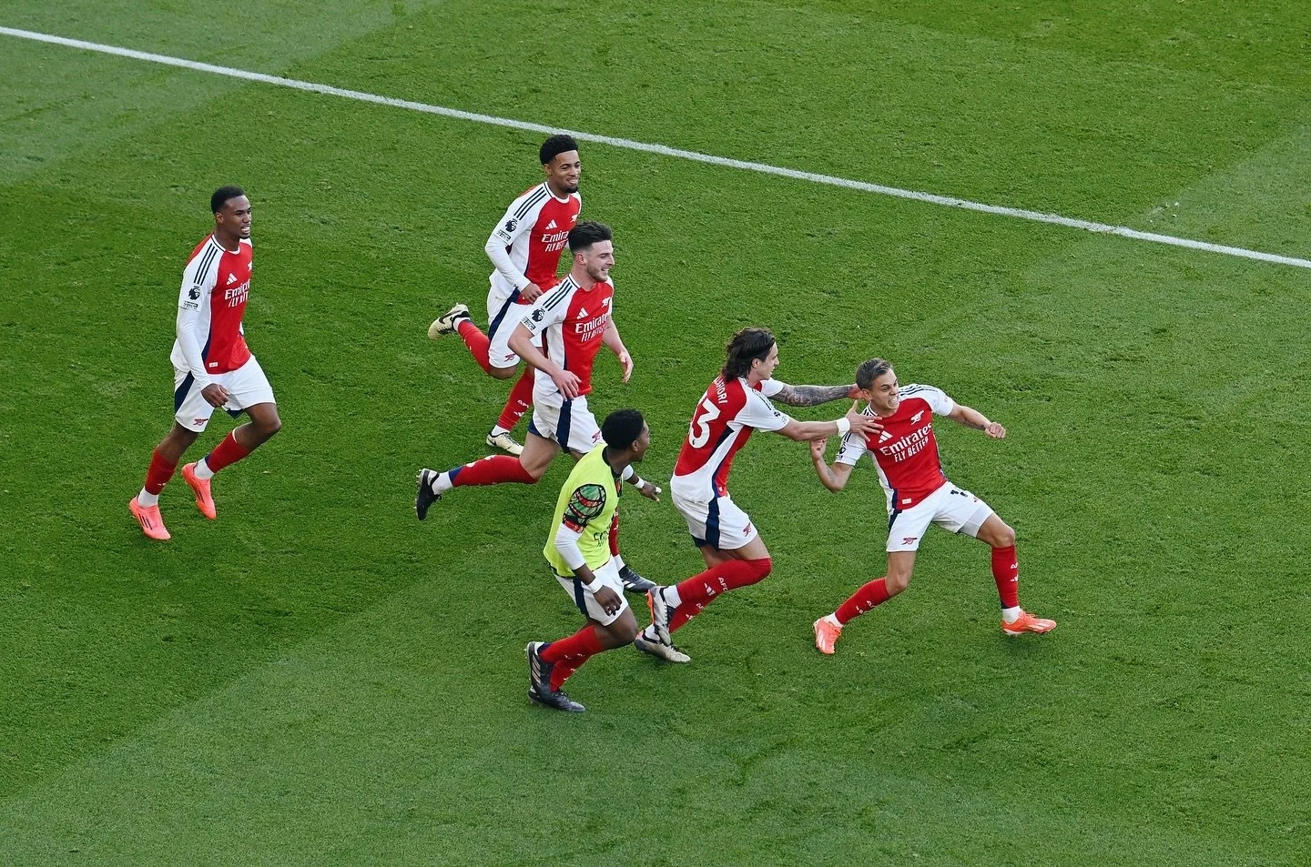 @leandrotrossard celebrates Arsenal&rsquo;s third goal against Leicester ⚽️👏🏼

📷 for @arsenal 
 
#Arsenal #AFC #football #Trossard