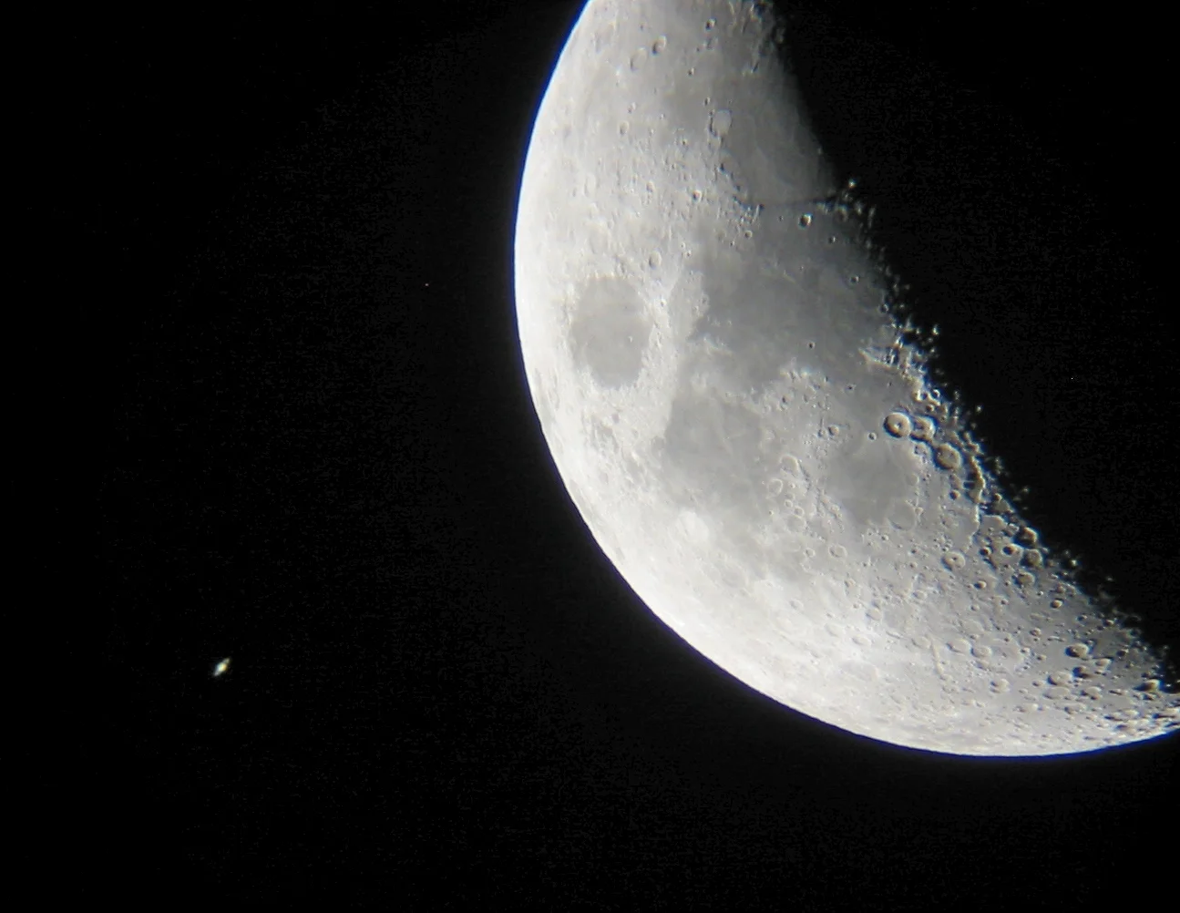 Saturn in close aspect with Moon Original: https://bit.ly/2xyPh9W