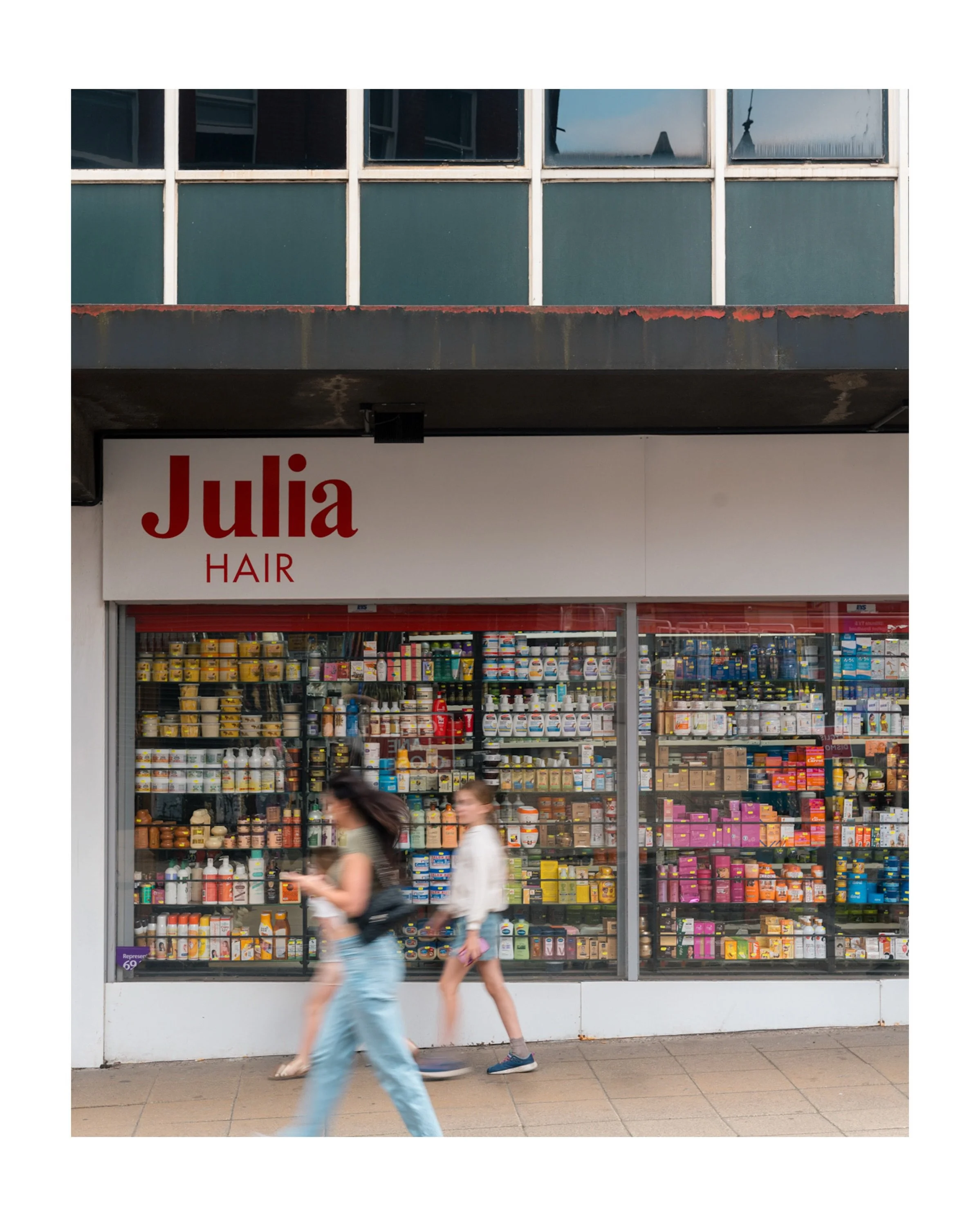 Strong window display game Julia.