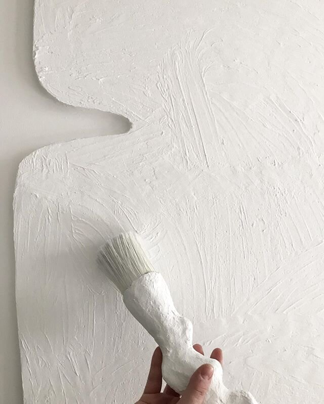 ZOOM ON CHALK SCULPTURE PAINTING