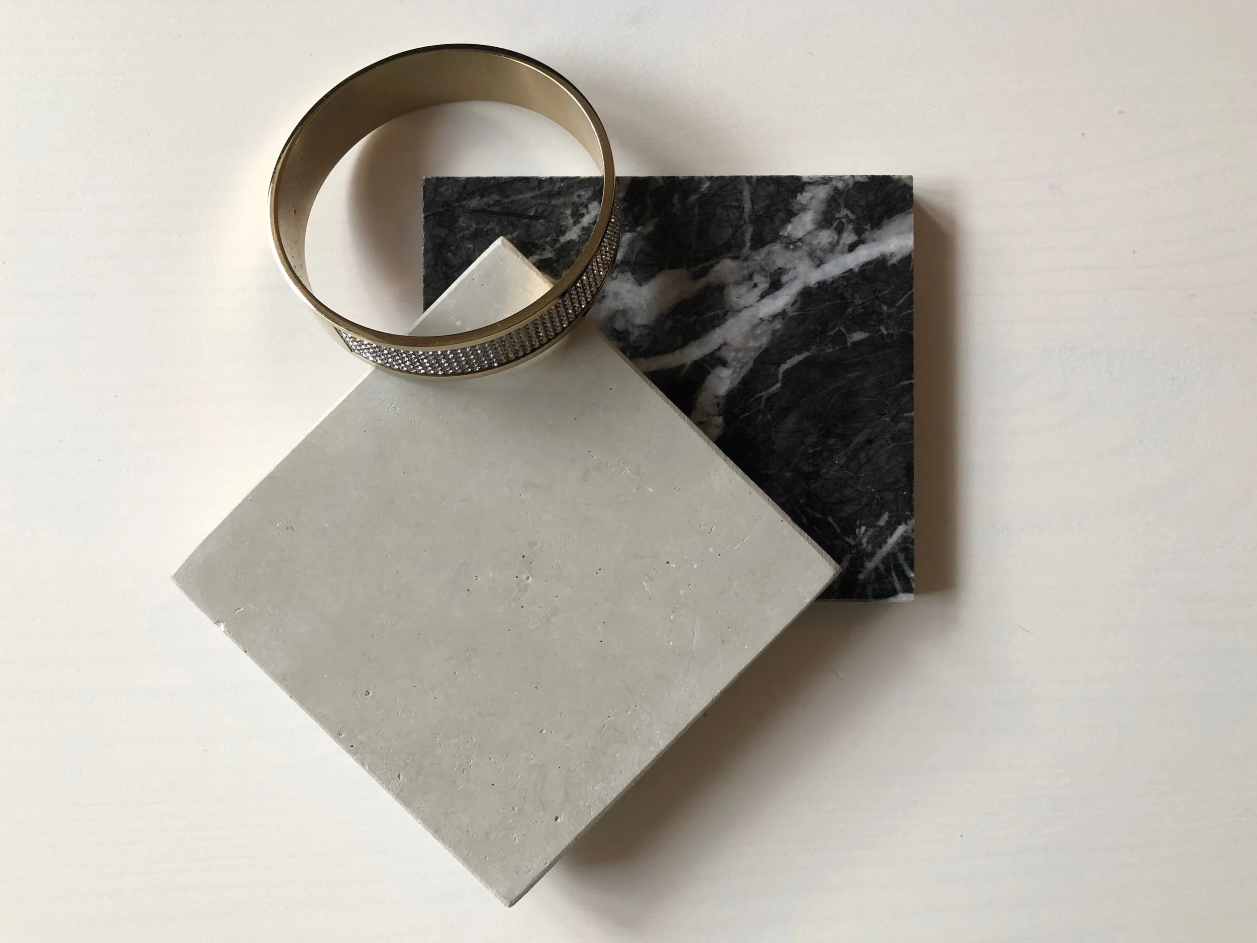 Alevik slipad. Nero Marquina marmor