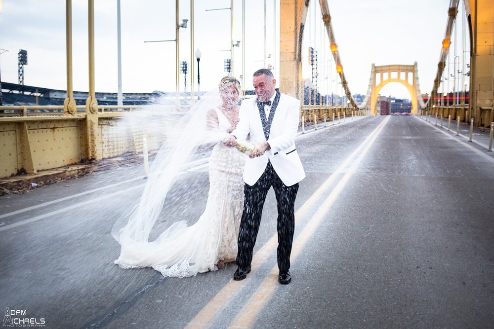 Pittsburgh Clemente Bridge Winter Wedding Pictures_2930.jpg