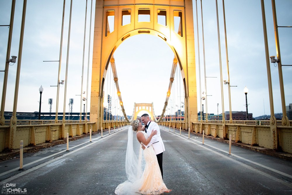 Pittsburgh Clemente Bridge Winter Wedding Pictures_2934.jpg