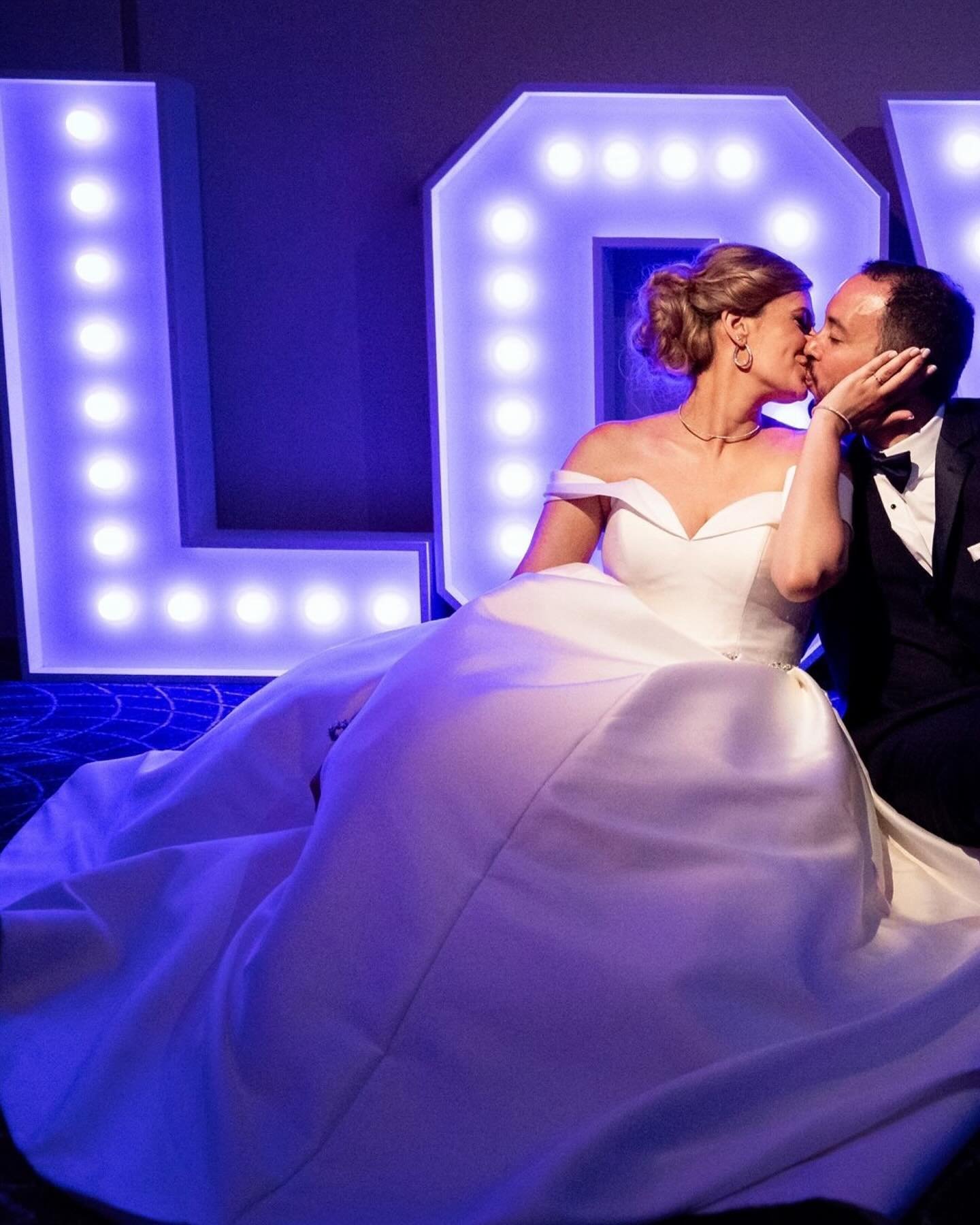 🩵 Nicole &amp; Nick 🩵

📸: @jade_hambrick 
Venue: @hyattregencypittairport 
Band: @jgriztastik 
Makeup: @makeup_paintress @lushpittsburgh 
Flowers: @tbe_florist 

#adammichaelsphotography #burghbrides #pittsburgh #pittsburghwedding #pittsburghweddi