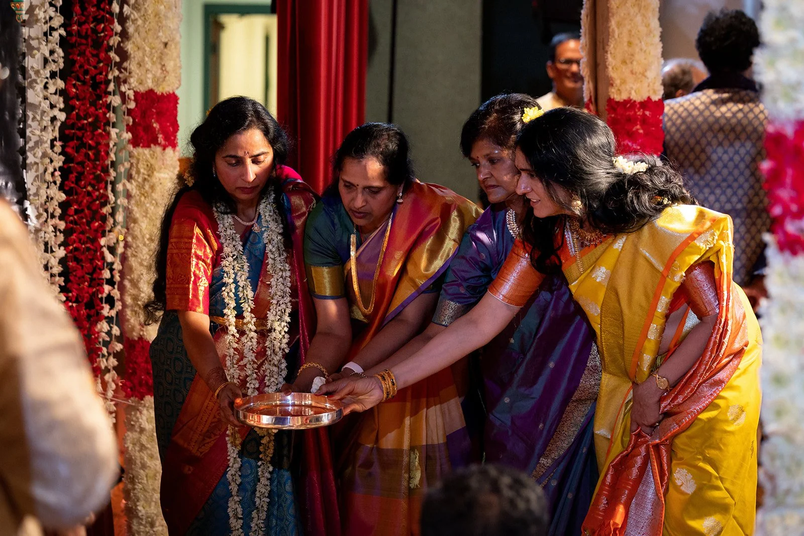 South+Asian+Indian+Wedding+Ceremony+Varmal+Saptapadi+Jaimala+Adam+Michaels+Photography+Pittsburgh+Wedding+Photography-57.jpg
