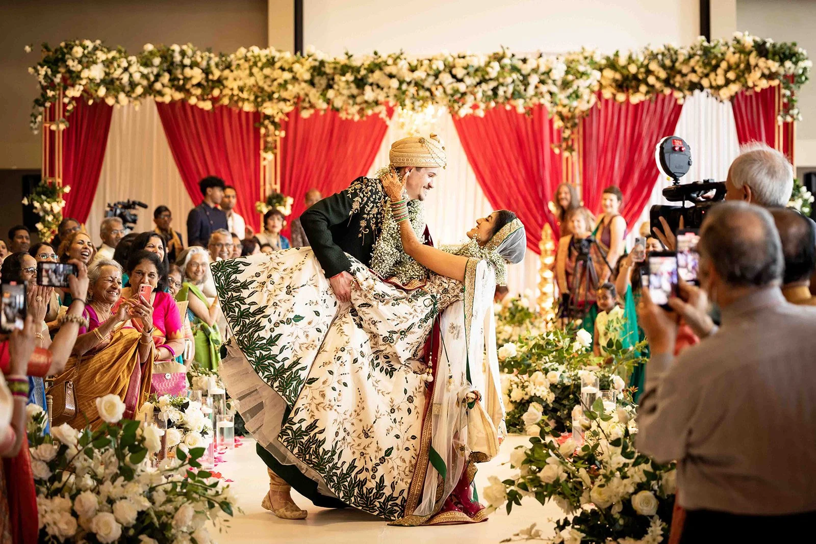 South+Asian+Indian+Wedding+Ceremony+Varmal+Saptapadi+Jaimala+Adam+Michaels+Photography+Pittsburgh+Wedding+Photography-97.jpg