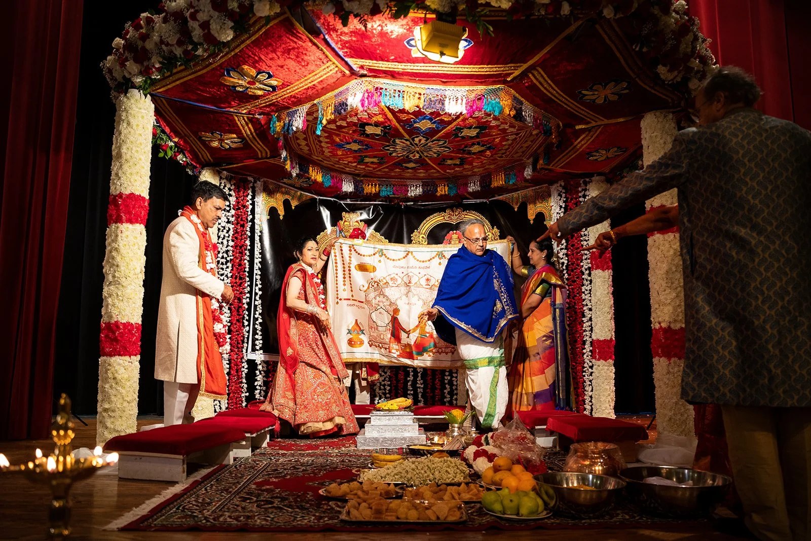 South+Asian+Indian+Wedding+Ceremony+Varmal+Saptapadi+Jaimala+Adam+Michaels+Photography+Pittsburgh+Wedding+Photography-9.jpg