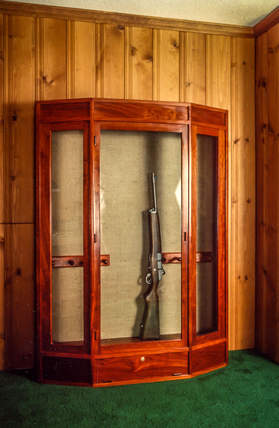 Padouk gun case with wooden hinges and latch. Lockable ammunition storage below