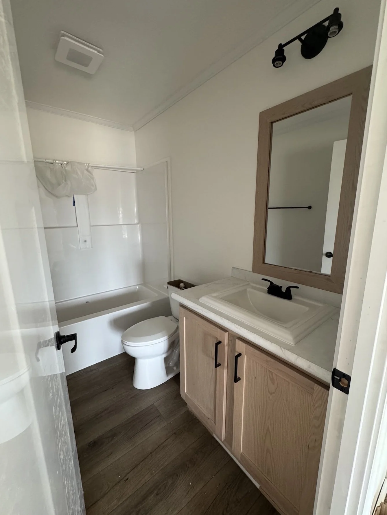 4159 Shalimar bathroom.jpg