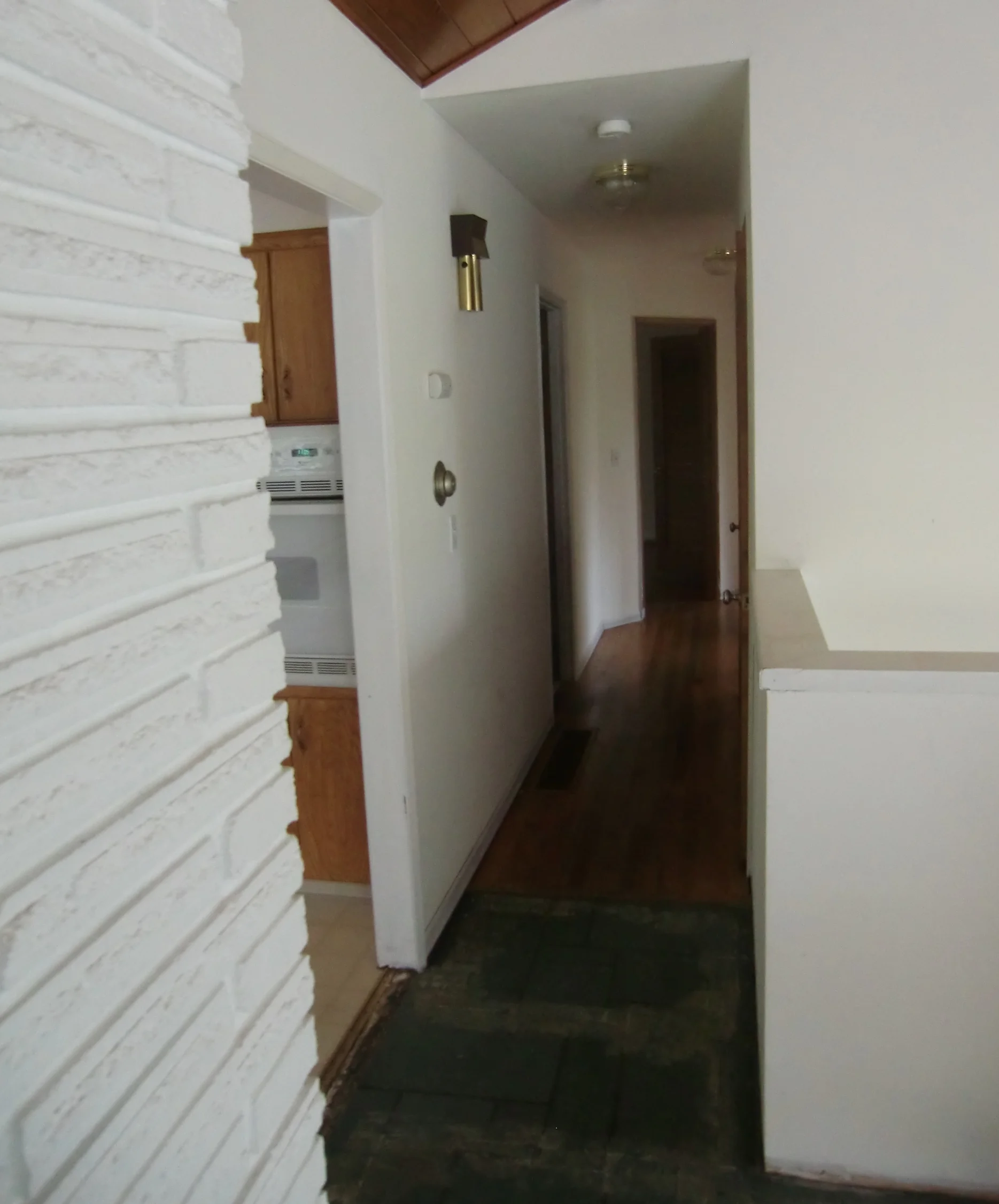 705 Hallway Before.JPG