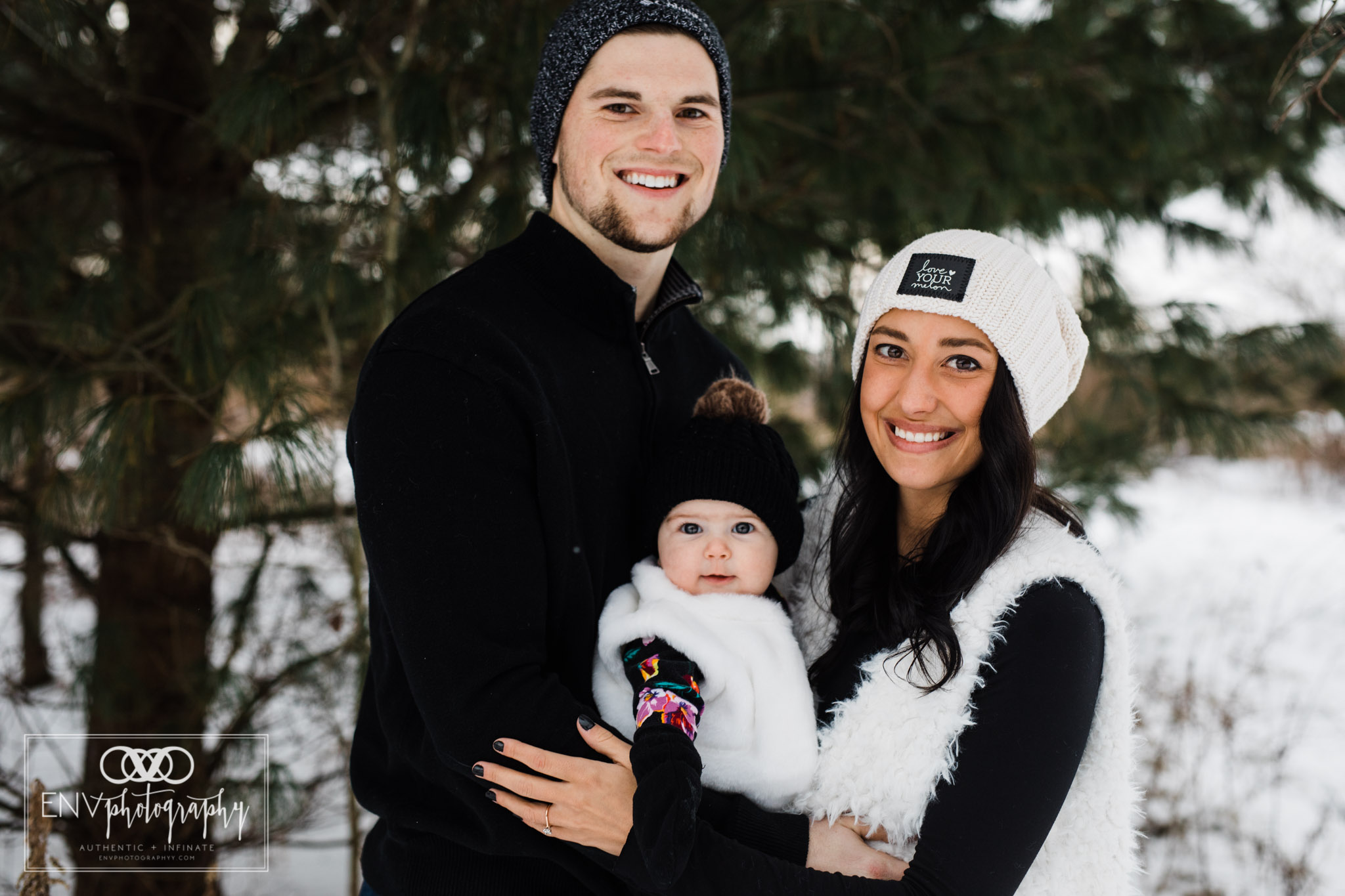 columbus ohio mount vernon ohio winter snowy family engagement photography (7).jpg