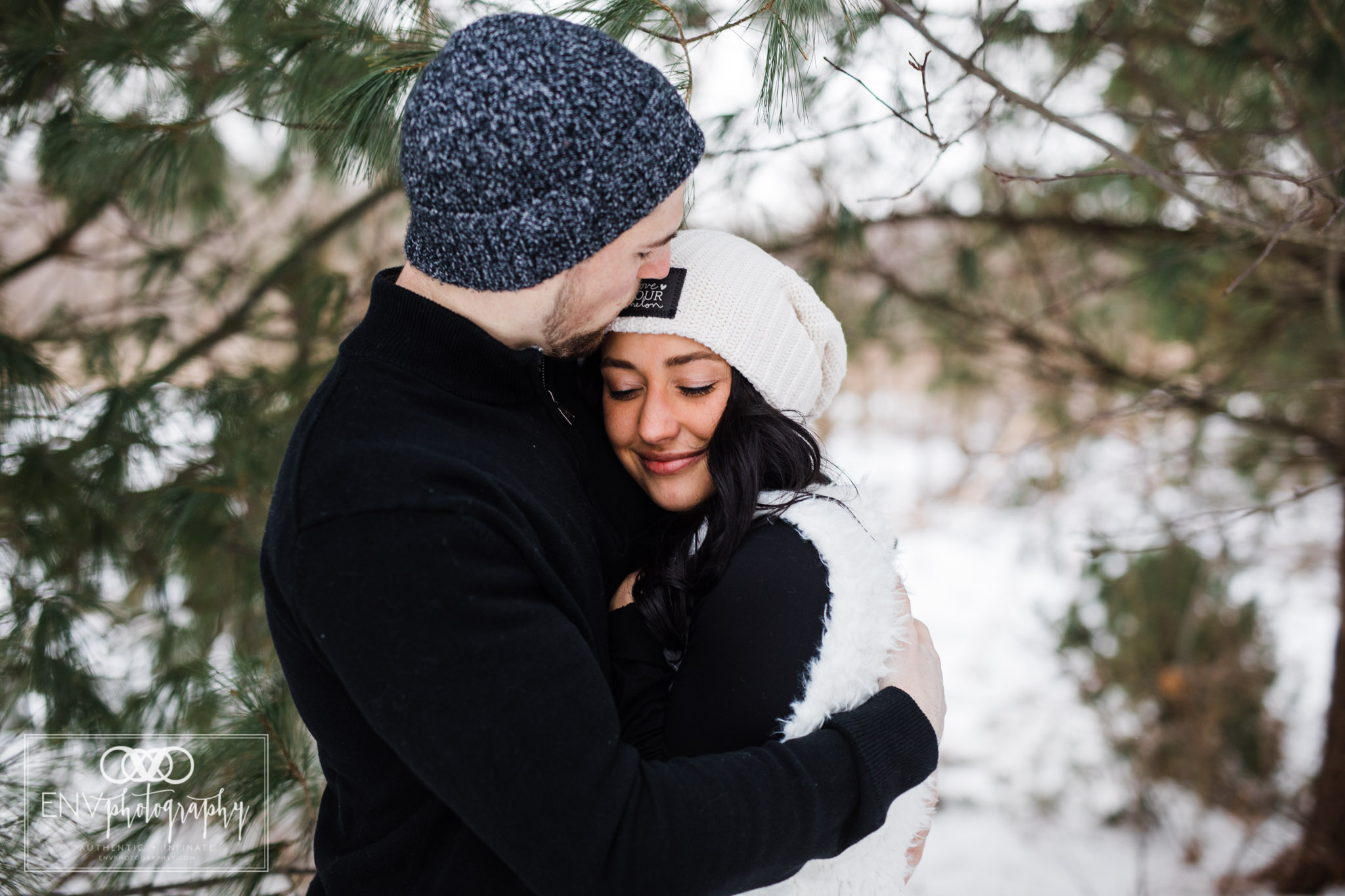 columbus ohio mount vernon ohio winter snowy family engagement photography (8).jpg