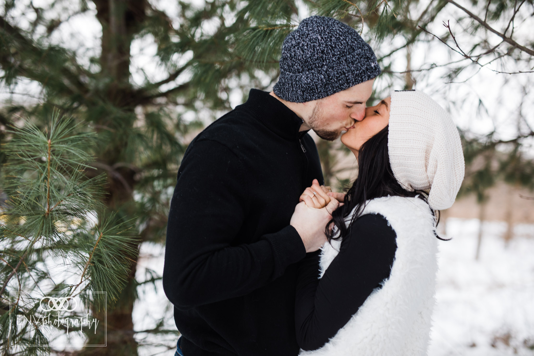 columbus ohio mount vernon ohio winter snowy family engagement photography (9).jpg