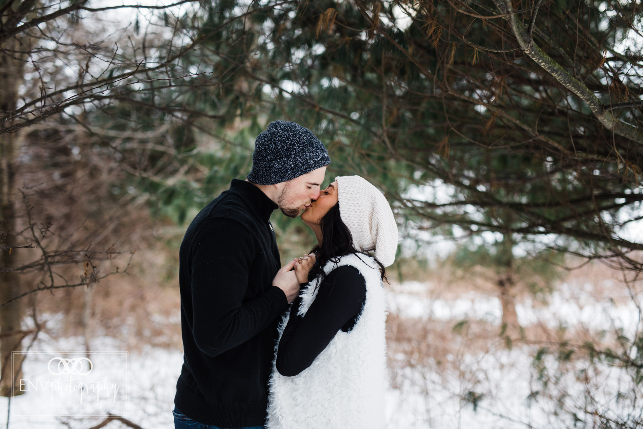 columbus ohio mount vernon ohio winter snowy family engagement photography (10).jpg
