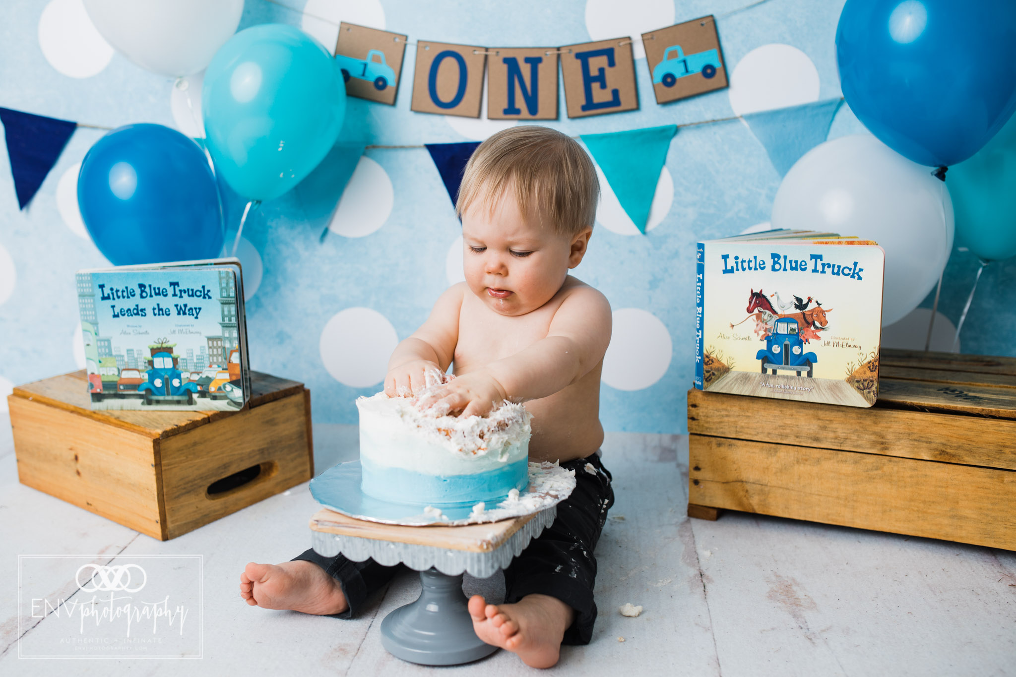 columbus ohio mount vernon ohio family photographer little blue truck cake smash (10).jpg