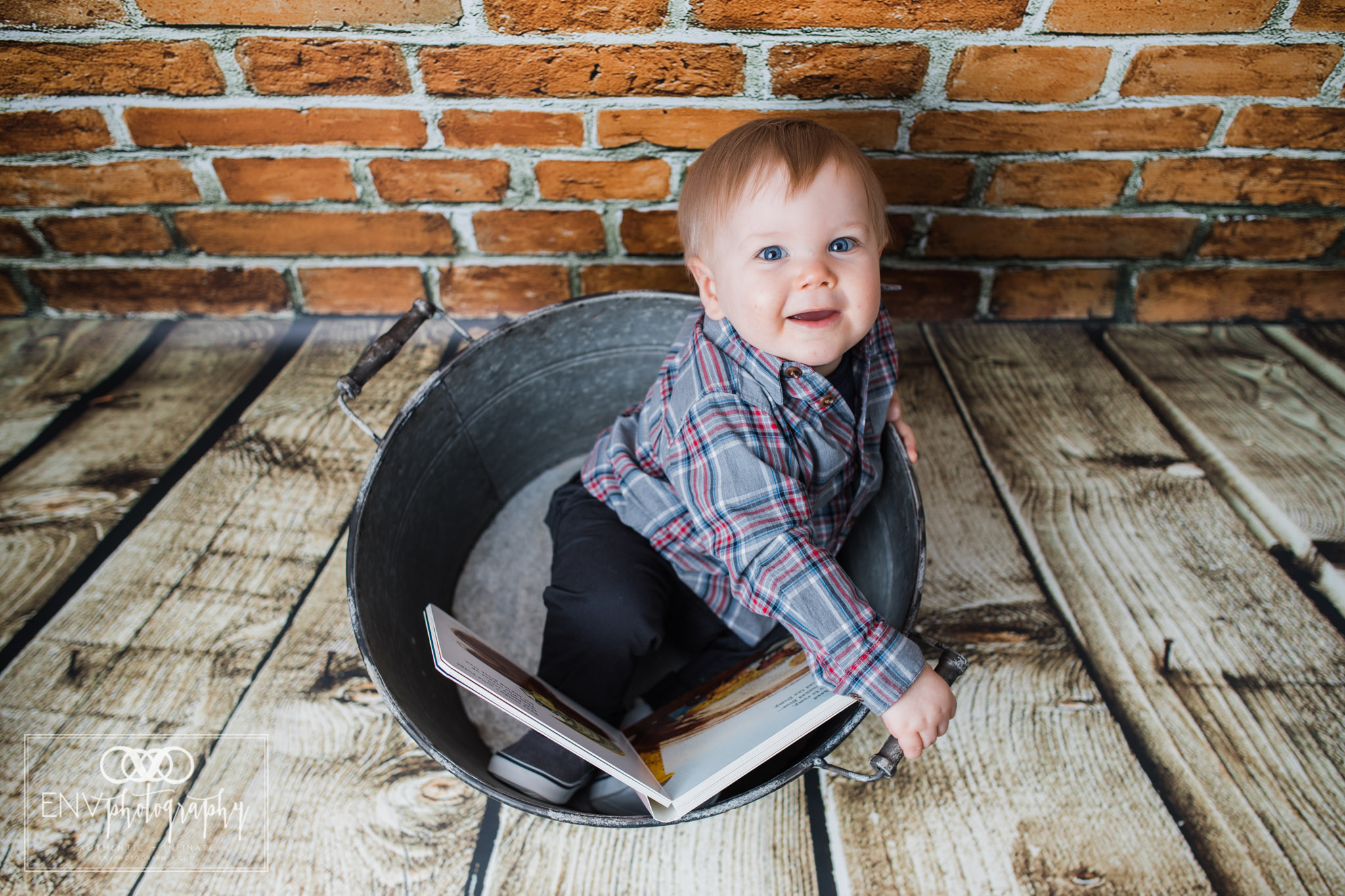 columbus ohio mount vernon ohio family photographer little blue truck cake smash (4).jpg