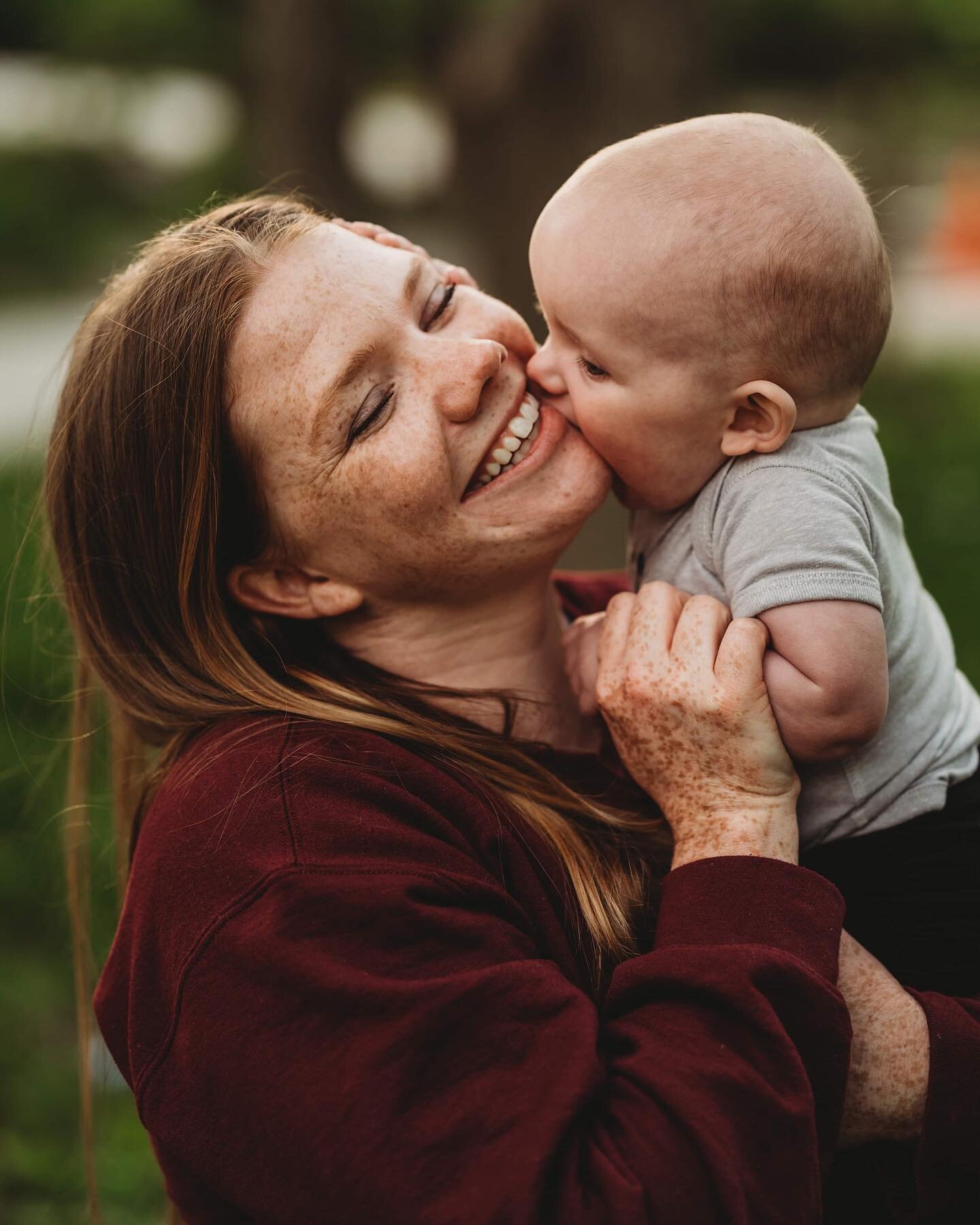 I love this stage of big slobbery baby eat-your-face style kisses. 😘🤣 They are just so sweet and I can&rsquo;t get enough. 

I&rsquo;m currently working on the @kindhearted.kids website and came across this photo from our photo session with @sarase