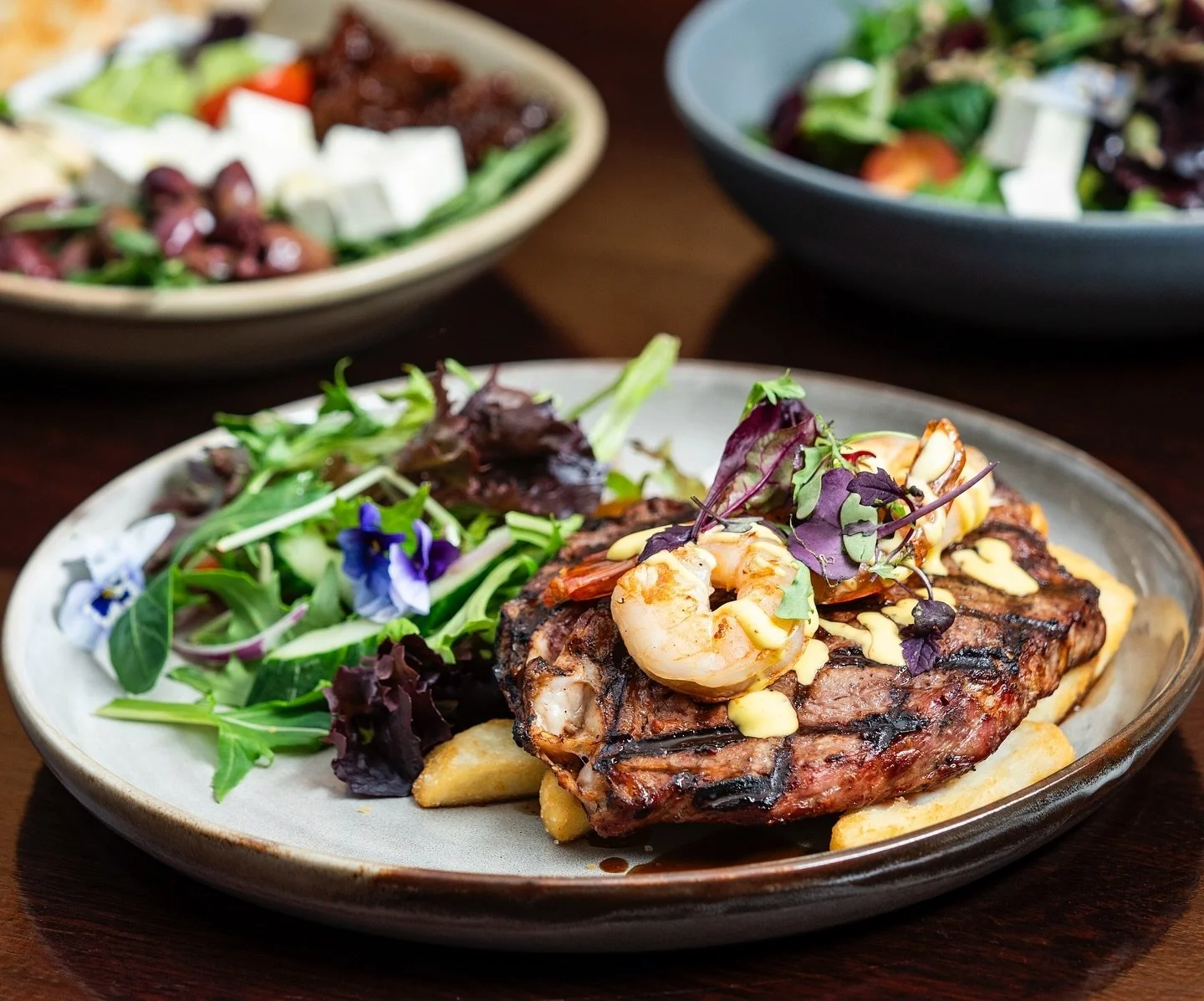 SURF &amp; TURF
300g Scotch fillet, grilled prawns, chips, garden salad, red wine jus, bearnaise sauce
(with gluten free option)