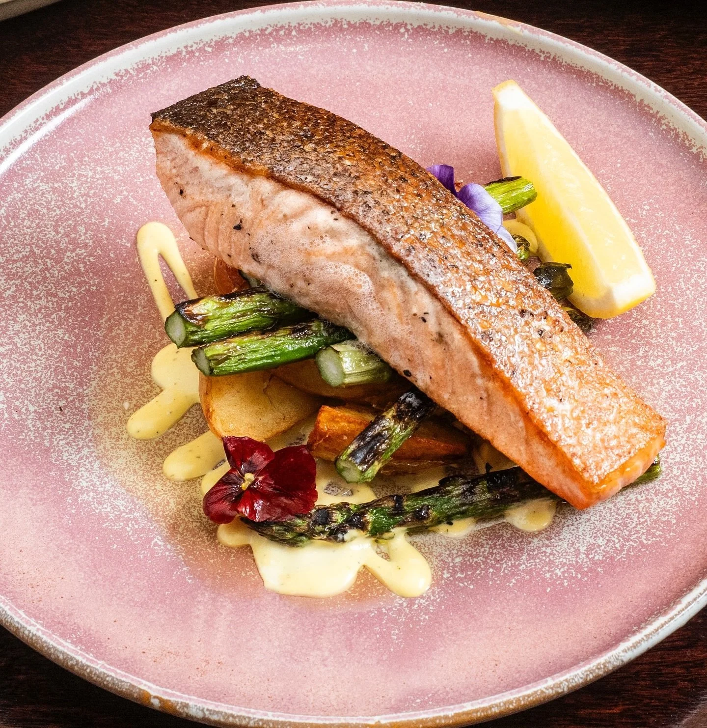 CRISPY SKIN ATLANTIC SALMON
fried kipfler potatoes, steamed asparagus, roasted roma tomatoes, hollandaise sauce, lemon  //gluten free option