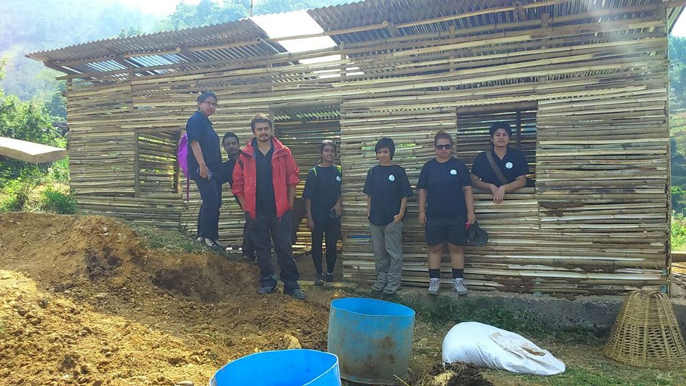 Volunteering and Trainning to build bamboo houses