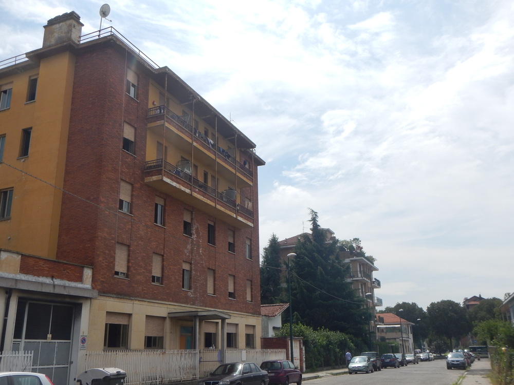 This five-storey building was occupied in 2014 following the overcrowding of the Ex-MOI building complex and it currently hosts around 60 people. There is a bathroom every two rooms and a basic cooking area on every floor. The internal yard has been converted to a vegetable garden and chill out area. Formerly a nursing home managed by the local Catholic Parish, the building is today self-managed by its dwellers. However, the ownership remains of the Church, who also takes care of the electricity and other utilities bills.