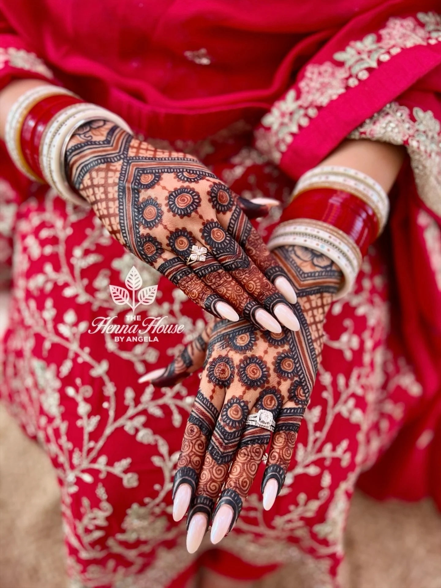 Two tone for Pawan! 🖤🤎 This photo was taken just 24 hours after application. The henna stain already looks fabulous! 
I used my regular natural brown henna and my jagua gel, both available in my shop.