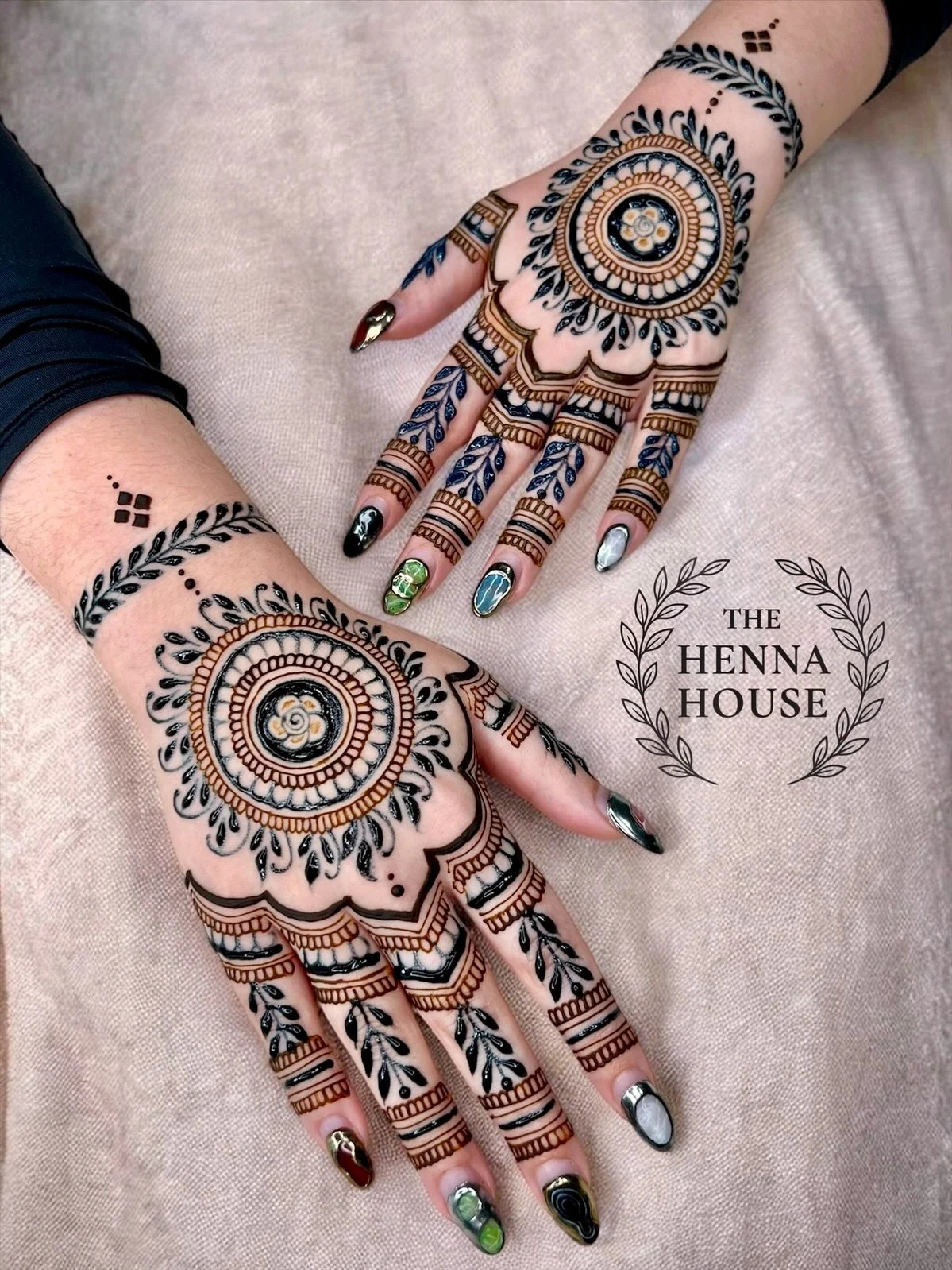 Jagua 💙 and henna 🤎 a beautiful and powerful duo 😍. Swipe to see the next day stain sent from my client. Henna always takes 2-3 days to fully darken, so the henna stain in her photo is super fresh and still in its orange 🍊 phase, but the jagua&he