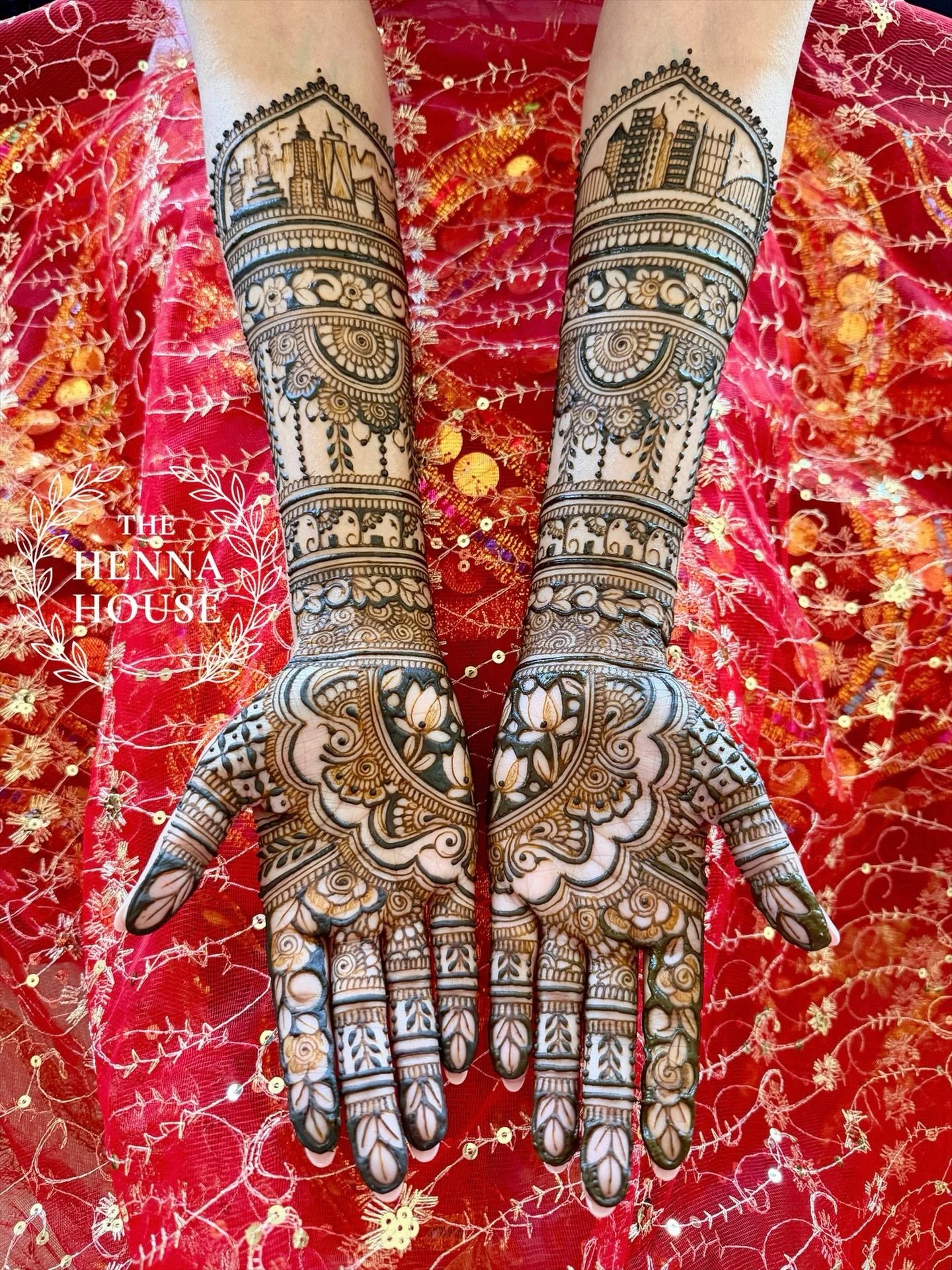 It&rsquo;s wedding day for Jaqueline! ❤️😍 
She chose a gorgeous design originally created by @missartistico and New York skyline by @hennaforallny 😘