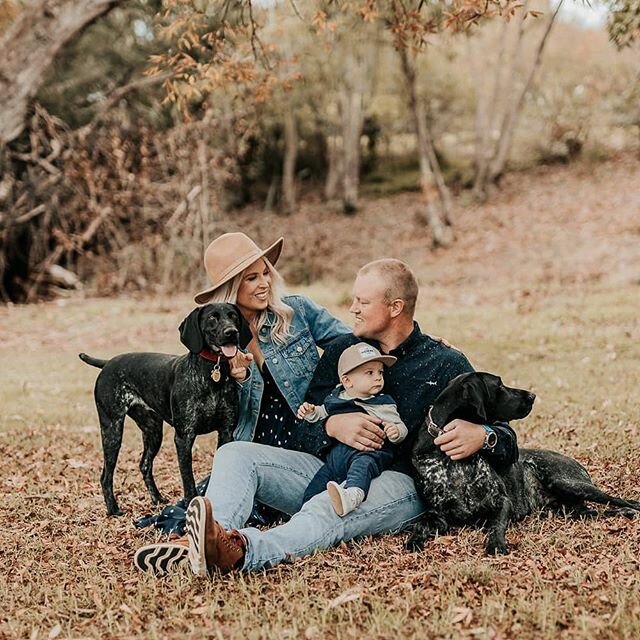 Obsessed with these guys and these dreamy autumn tones. Perfection. 🍁🍂🍁🍂🍁 @banksiesgirl #ivelinavelkovaphotography #ivelinavelkovastudio #nzphotographer #newbornphotosession #newbornphotographer #lifestylenewbornphotographer #lifestylefamily #li