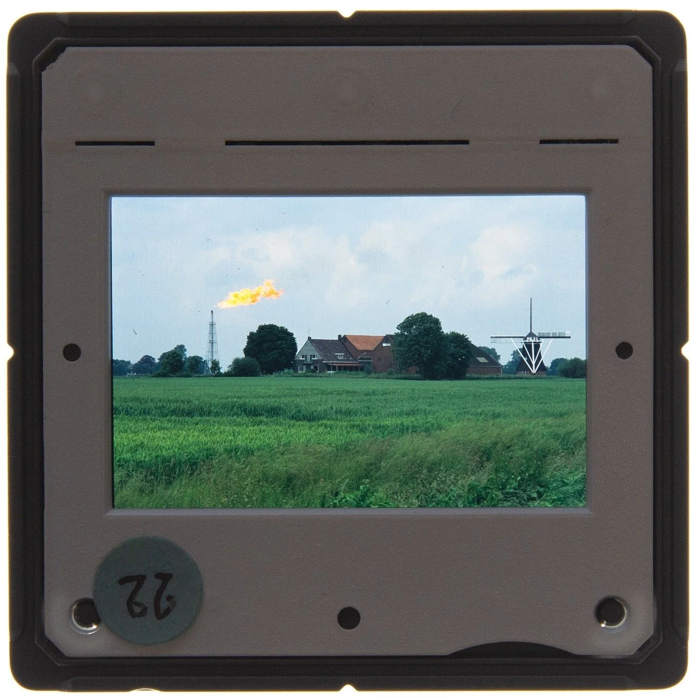 Wat gebeurt er met de verhalen die niet in de offici&euml;le geschiedenisboeken staan?

Samen met de Groninger Archieven werk ik aan het kunstproject 'Het Veld'. Samen bouwen we aan een nieuw archief over de impact van de gaswinning. 

Geen droge doc