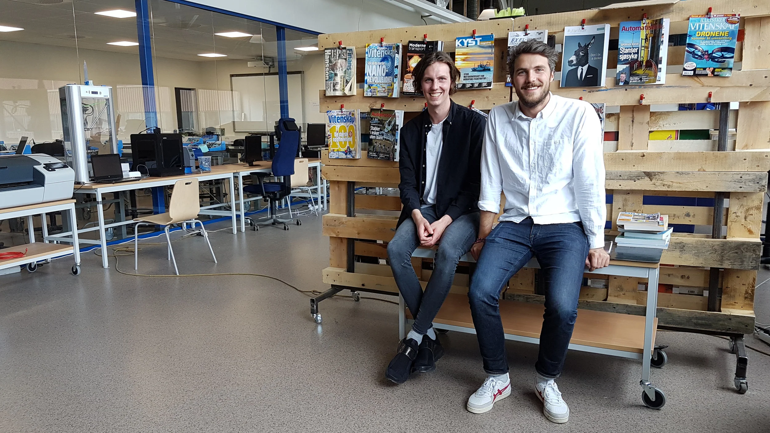 MUNTI MAGIC: Kristoffer Aase (t.v) og Håkon Vikøren (t.h), aka Munti Magic, har kontor hjå Techyard og Hellenes i Førde i sommar. 