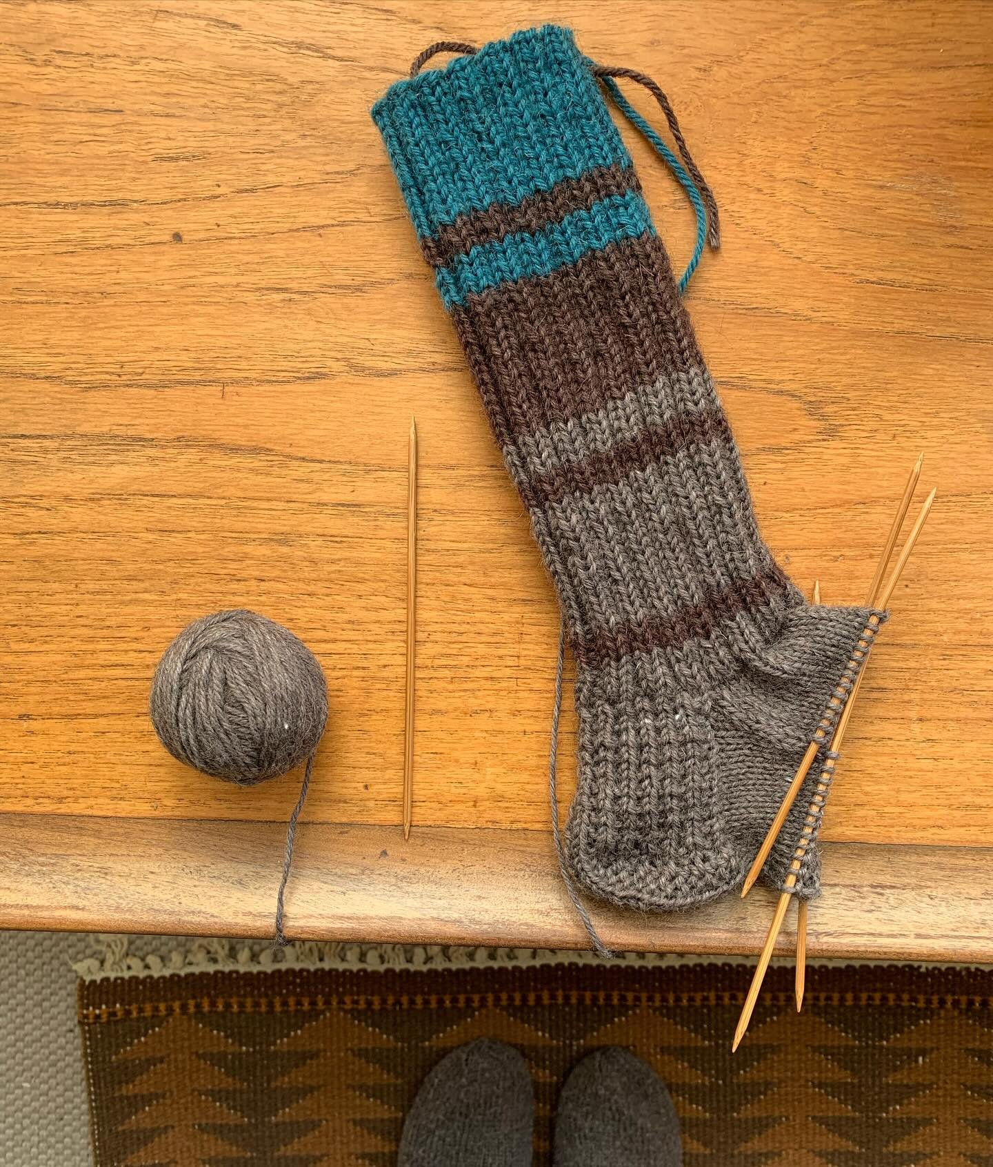 Sometimes all that drawing can get a bit too much and you just want to relax with a simple stripe in a few colours on the sofa&hellip; 

#simple #stripe #onlythreecolours #simplepleasures #knitting #waystorelaxthemind #notwork #teal #falsemorel #taup