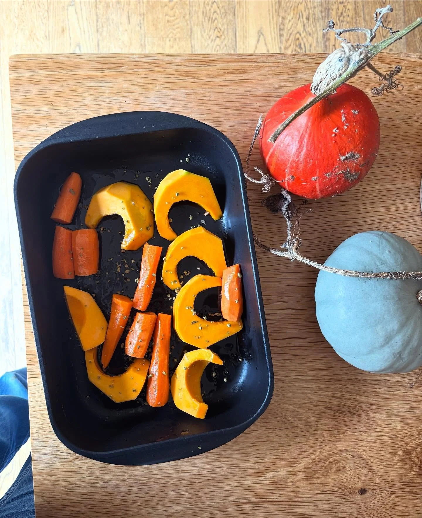 Time to tuck into my small but perfectly formed mini crop of my two favourite squash Crown Prince and Uchiki kuri - ready to roast here with some dried wild oregano buds given by my lovely neighbour! 

Who knew they were even a thing!

#autumn #squas