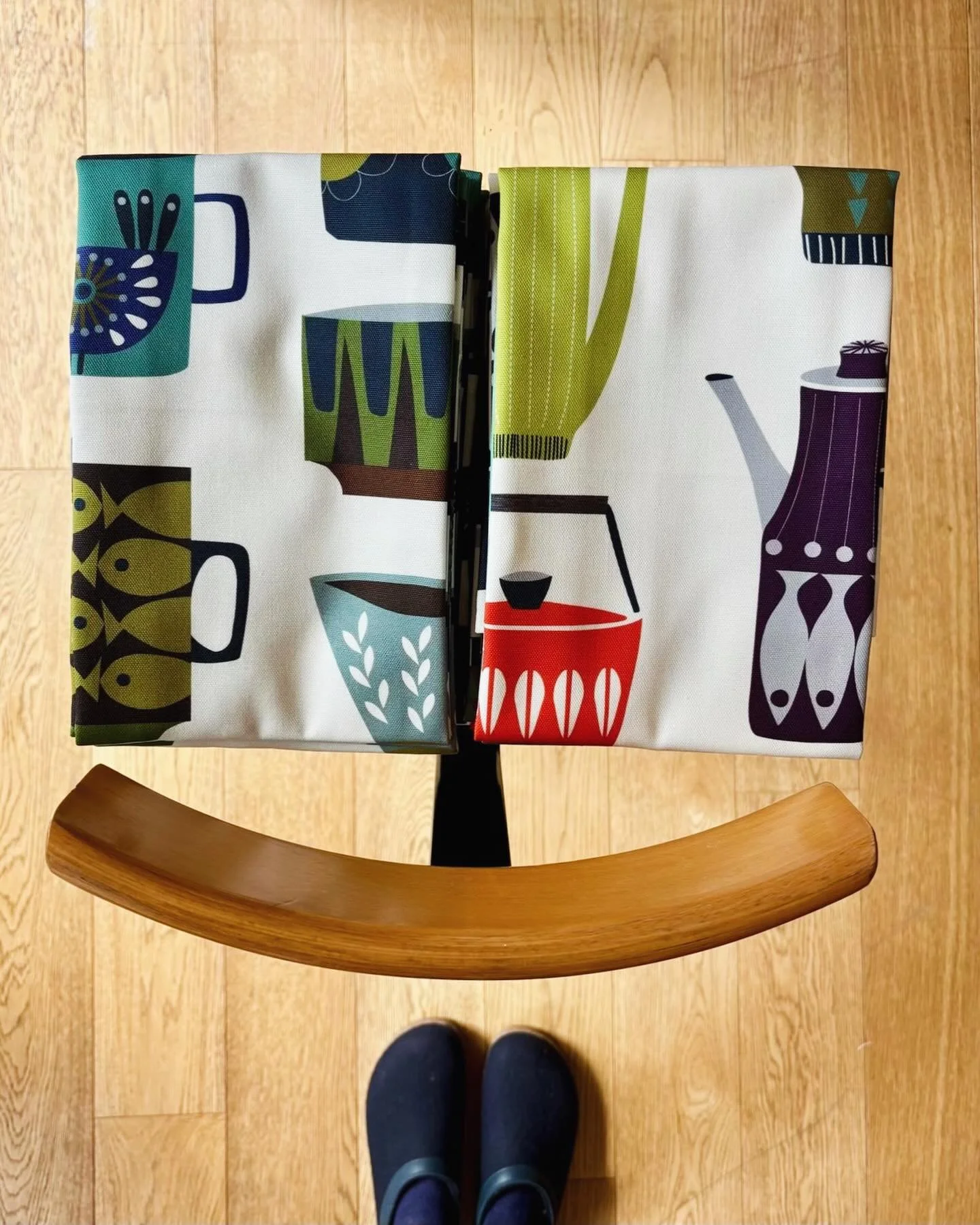 Always the top twosome - well I suppose they do &lsquo;sit together&rsquo; well!

#retrocoffeepots #retrocupsdesign #kitchenteatowels #prints #frankguillestools
