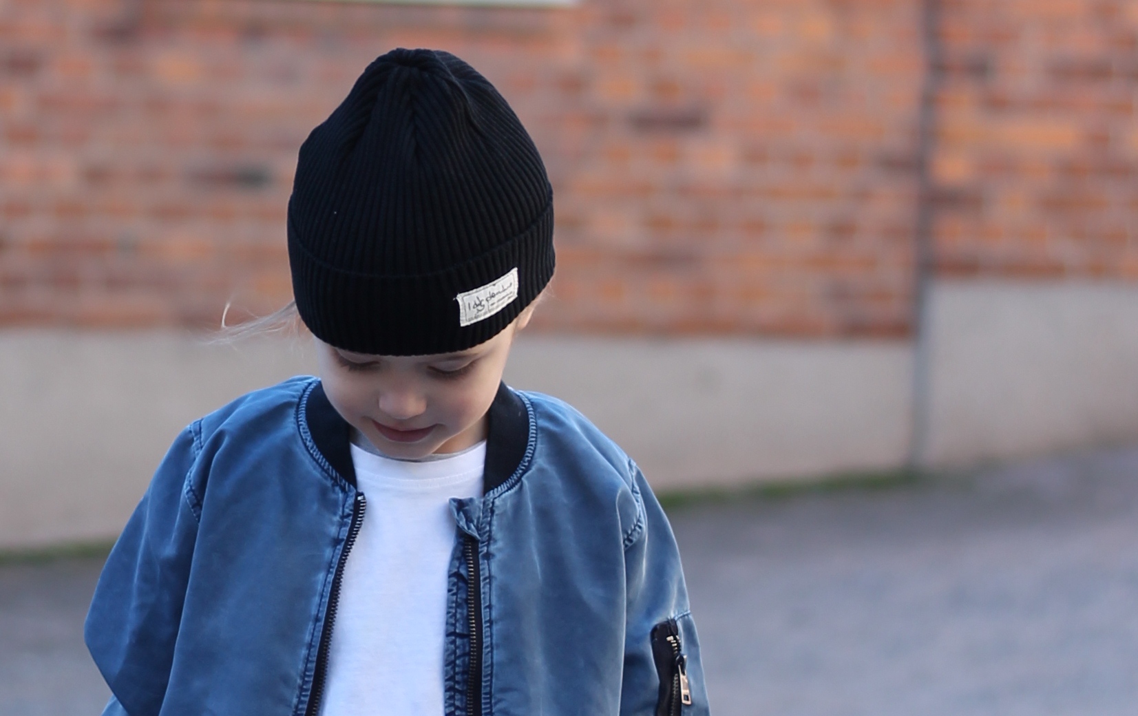Zeke, knitted hat, in black.