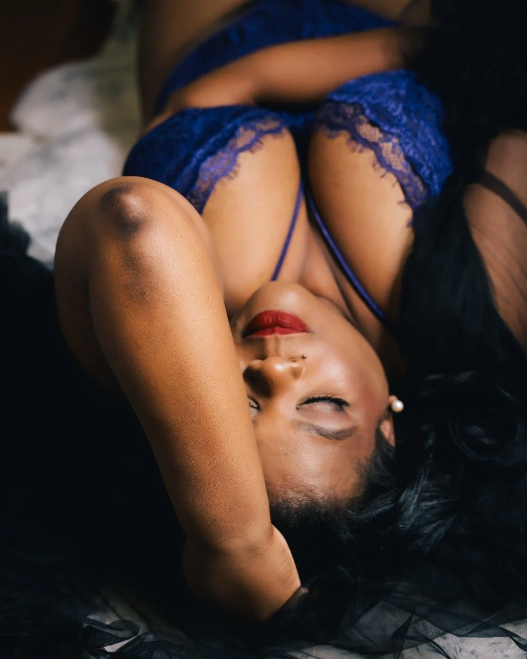 Let the softness speak for itself. Confidence doesn&rsquo;t always roar... sometimes it simply lays back and lets the light find it. ✨

Schedule out some 🫵YOU 🫵 time. DM us or text (504) 321-5480 for more information.

#boudoirart #boudoirportrait 