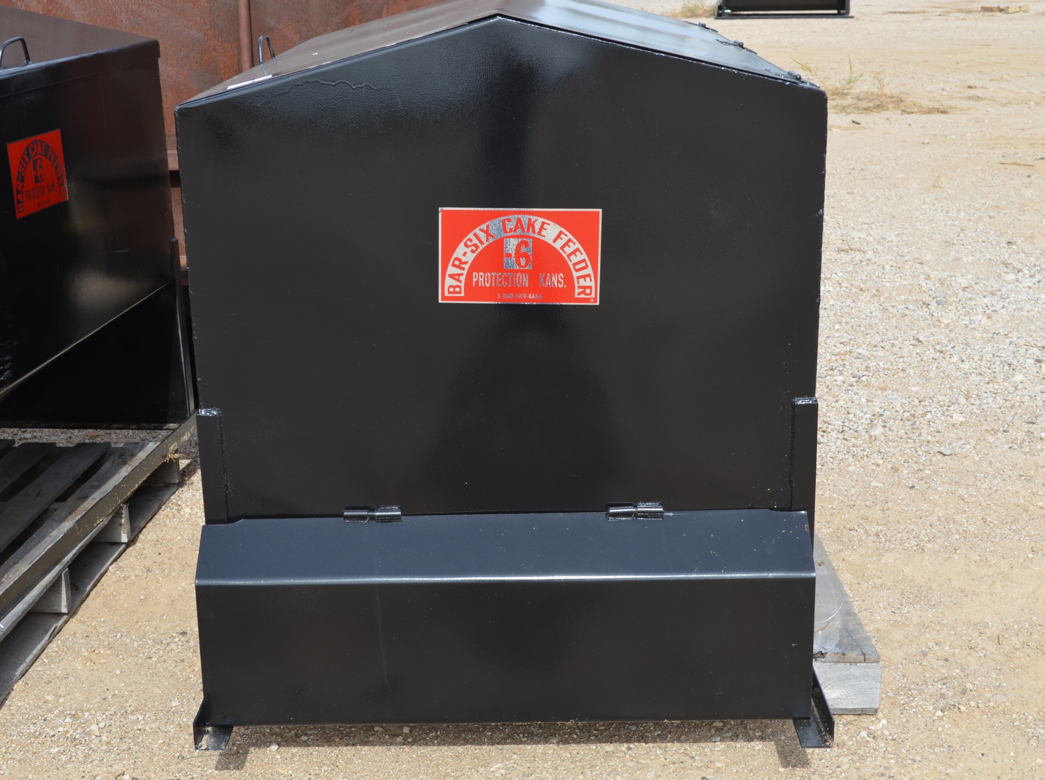 Feed Dispensers — Bar 6