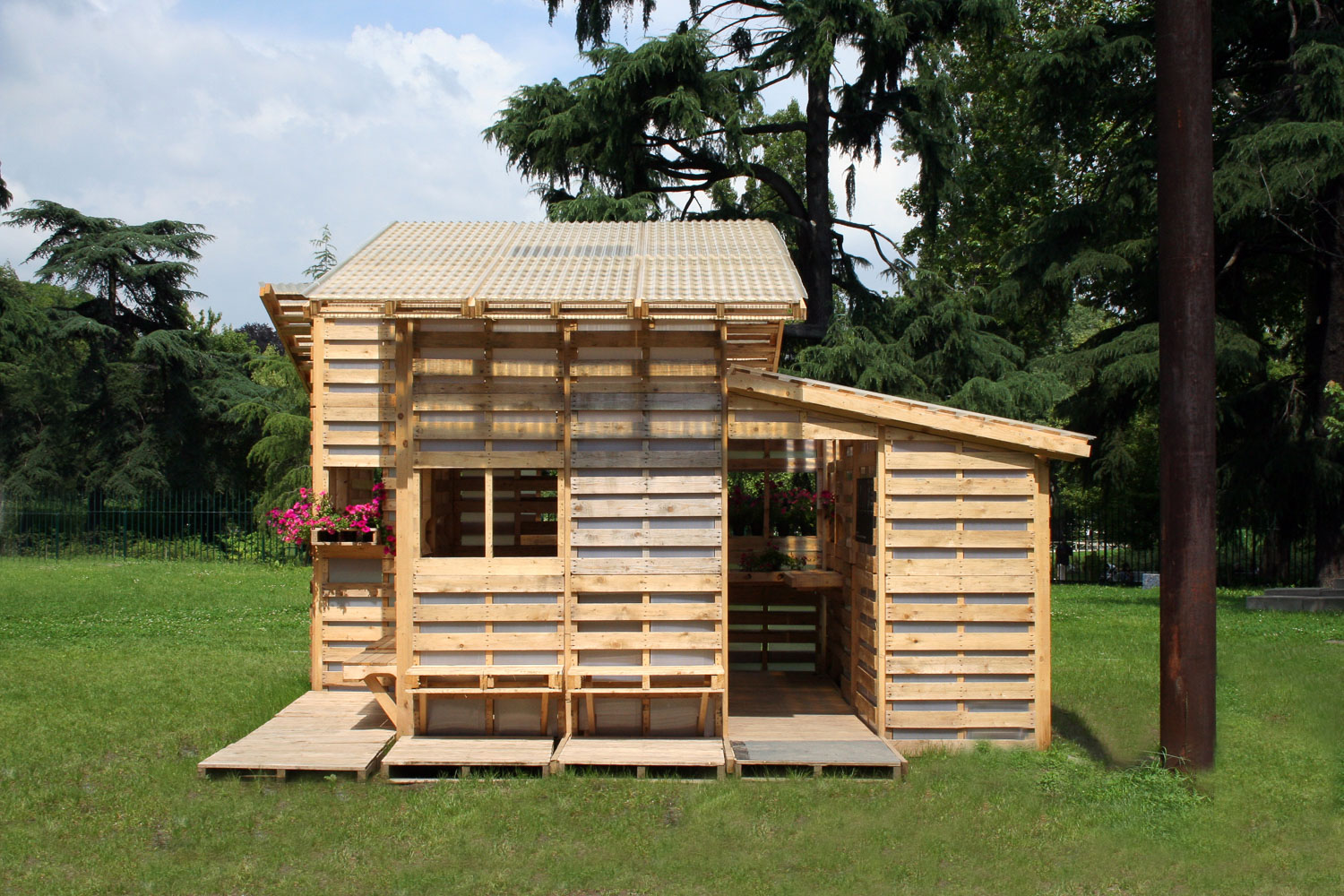 Pallet House from exterior entrance _ Milan photo by Gabriel Neri.jpg