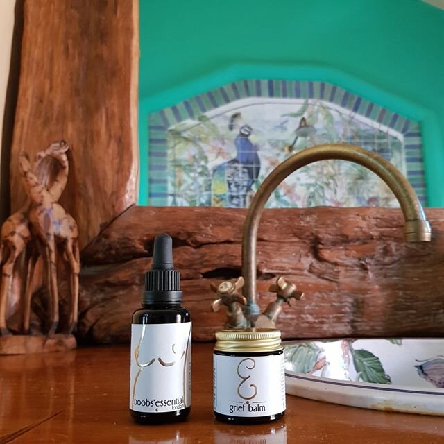 When applying Boobs&rsquo;Essential and Grief Balm choose grace and kindness for yourself and honour your full emotional, internal existence✨ 🌞 ⠀⠀⠀⠀⠀⠀⠀⠀⠀
#griefbalm #boobsessential #essentialoils #grief#griefandloss#selflove#ritual