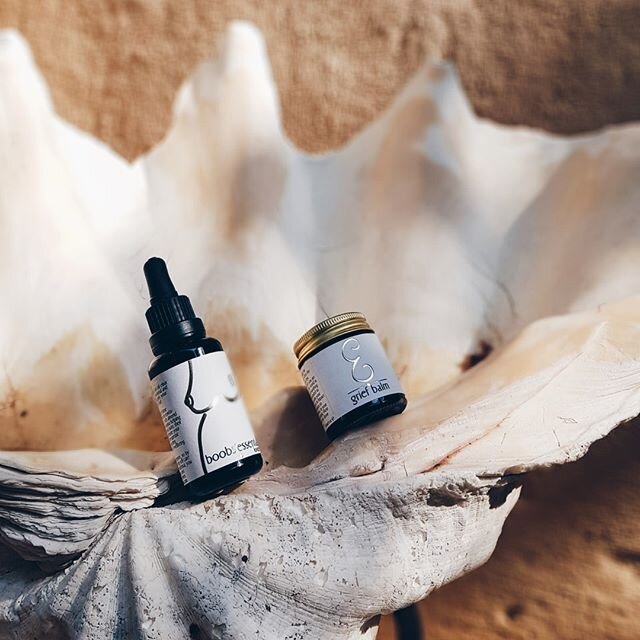 We carefully selected these nurturing essential oils in combination with vitamin E rich almond oil and shea butter, for their calming aroma helping to alter your emotional state; their ability to deeply penetrate your skin; their potential therapeuti