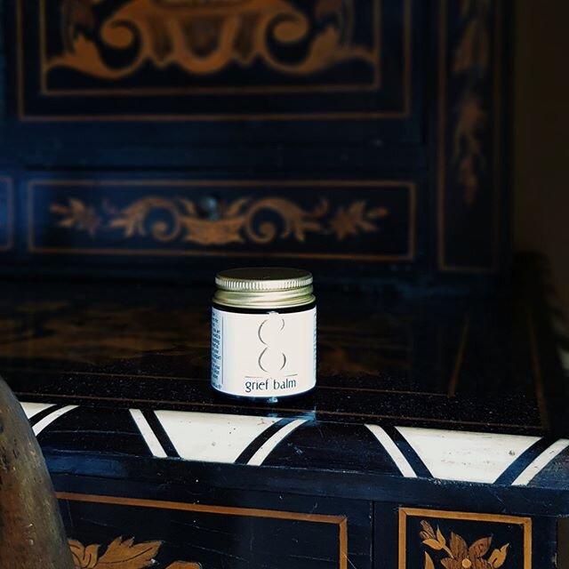 Grief Balm ✨🌼🧚&zwj;♂️⠀⠀⠀⠀⠀⠀⠀⠀⠀
We chose the ingredients based on their properties, purpose and beautiful aroma: 🌹Rose is by far the most powerful essential oil for soothing grief, helping you heal overwhelming despair, shock, and releasing traumat