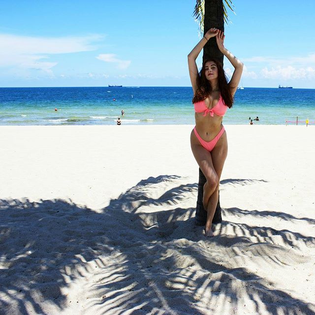 -
~Underneath the palm trees you could leave your worries...~
🌴🌴🌴
#tarynitup #lifesabeach #abikinniaday #wonderlust