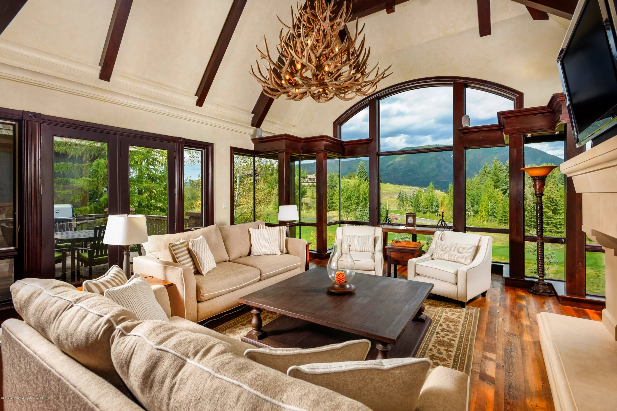 A living room with pastoral views to Red Mountain and access to skiing at Buttermilk Tiehack or golf on the Maroon Creek Course.