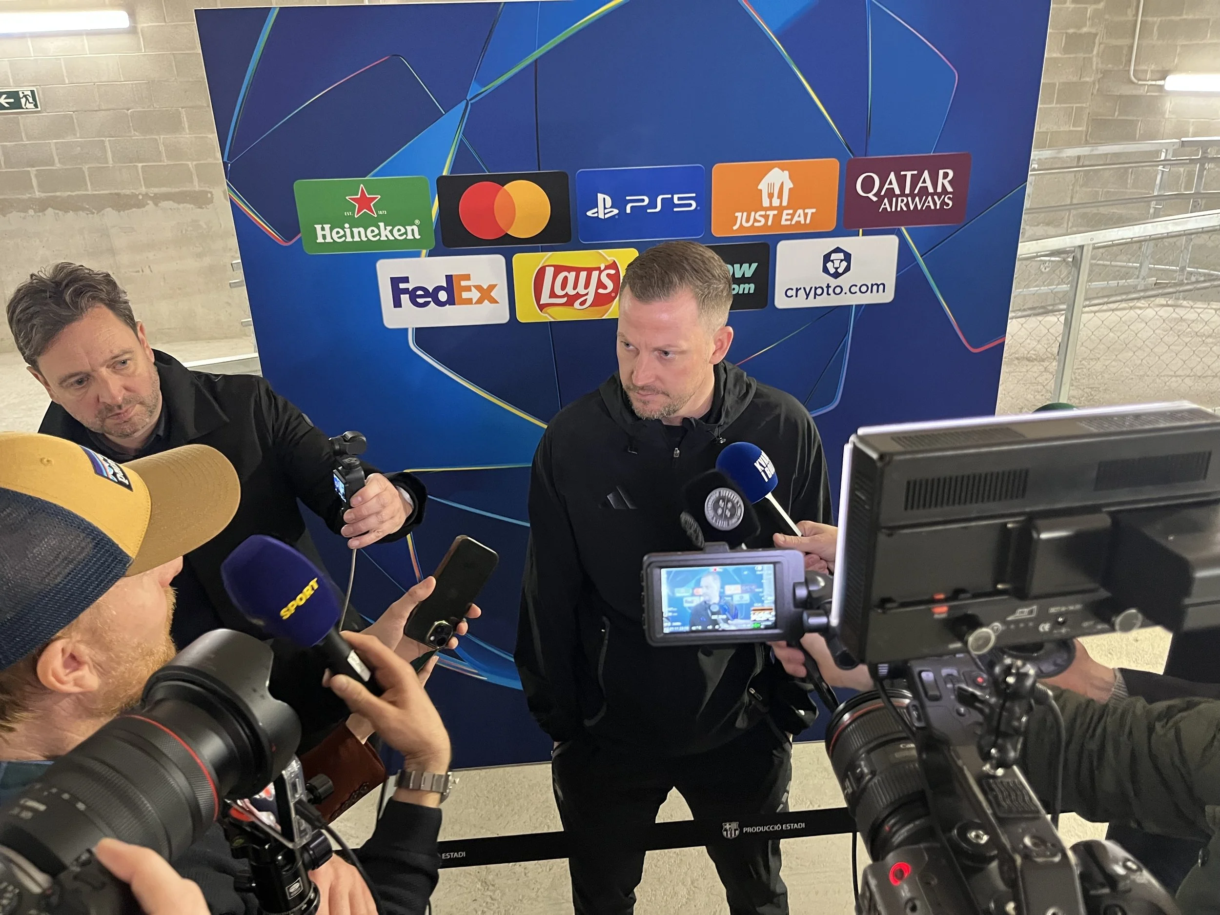 Naturlige interviews foran kamera: Den komplette guide for erhvervsfolk