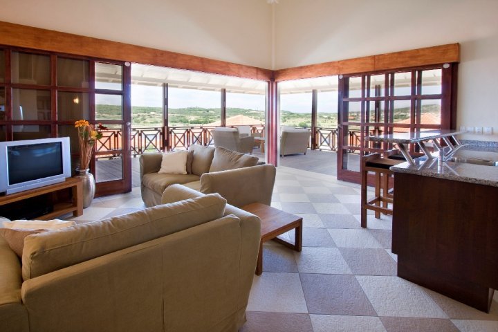 lounge - kitchen to deck.jpg