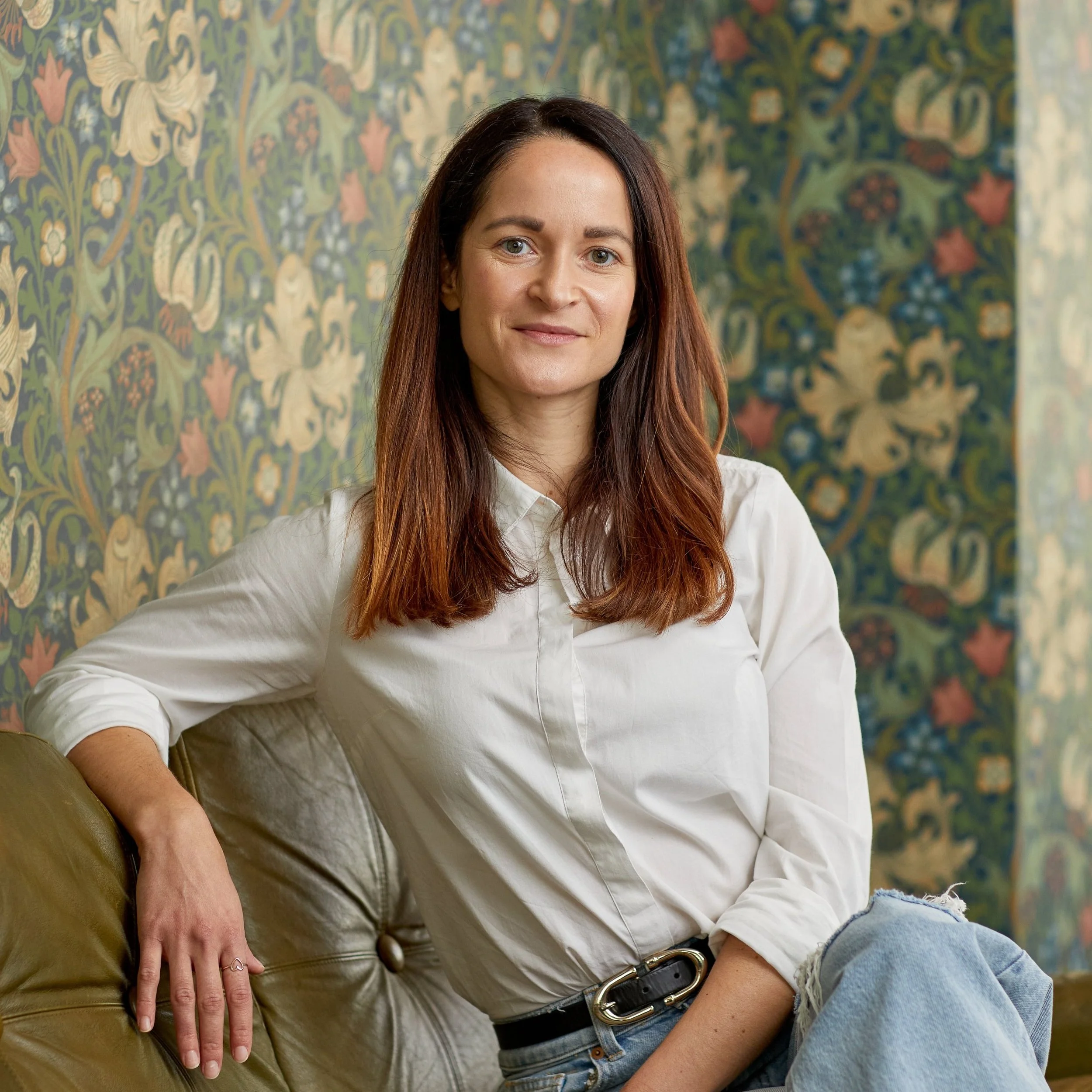 Image of Eva (female) sitting on a sofa
