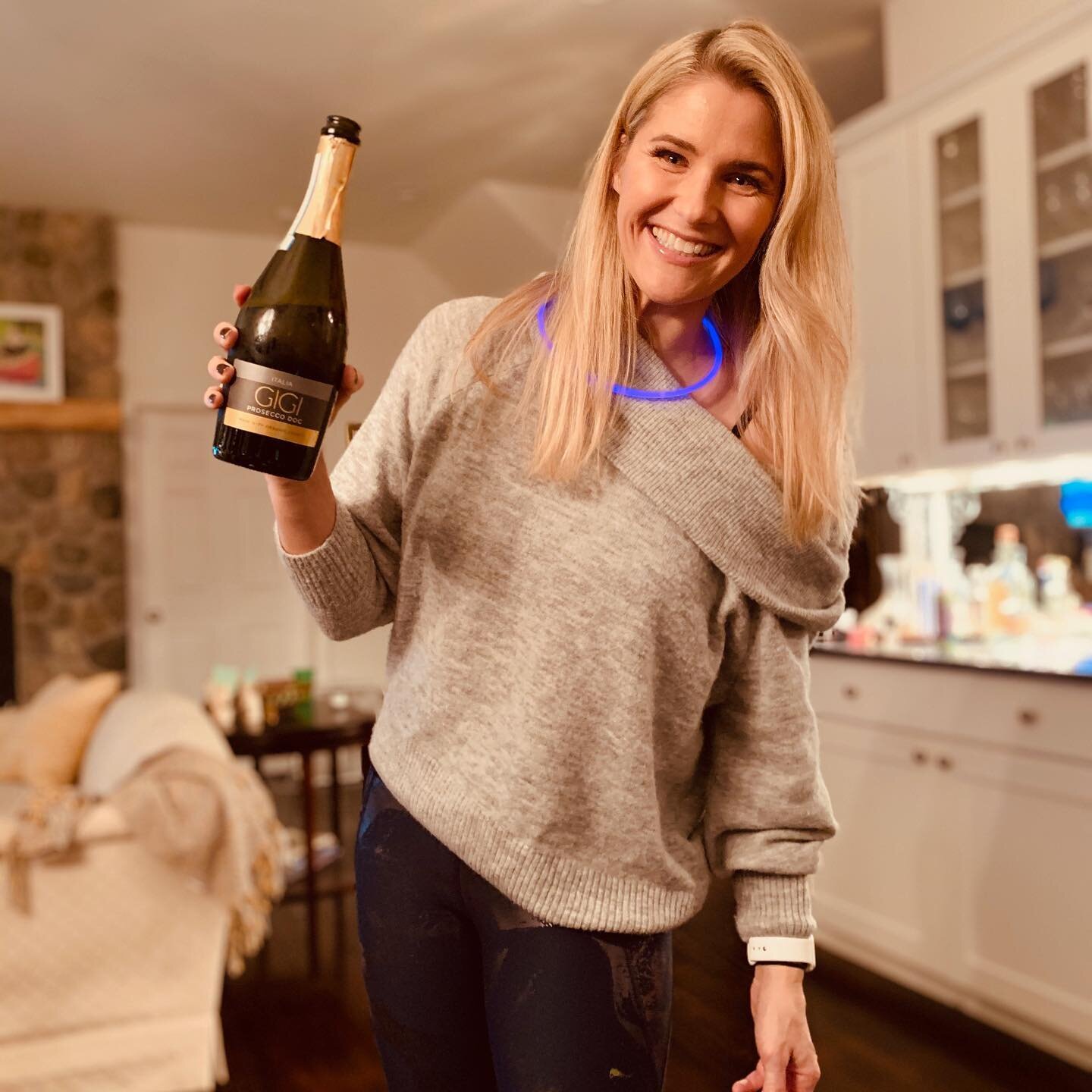 🍾to 2021 annnd if any organic &ldquo;clean&rdquo; wines want to sponsor me this year I&rsquo;m your girl.😉😉😉Seriously though this organic Prosecco from @traderjoes was great. Cheers!🥂

#happynewyear #cleanwine #prosecco #ros&eacute; #willworkout