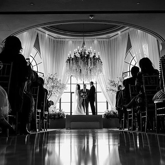 #repost @sunnycaliforniaweddings
・・・
This photo perfectly captured that &ldquo;love conquers all&rdquo;; even through rain and thunderstorms, and it will through this pandemic. #loveisnotcancelled

Venue: @pelicanhillweddings @pelicanhillresort @eryi